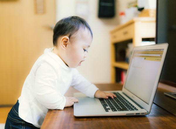 パソコンに触れる赤ちゃん
